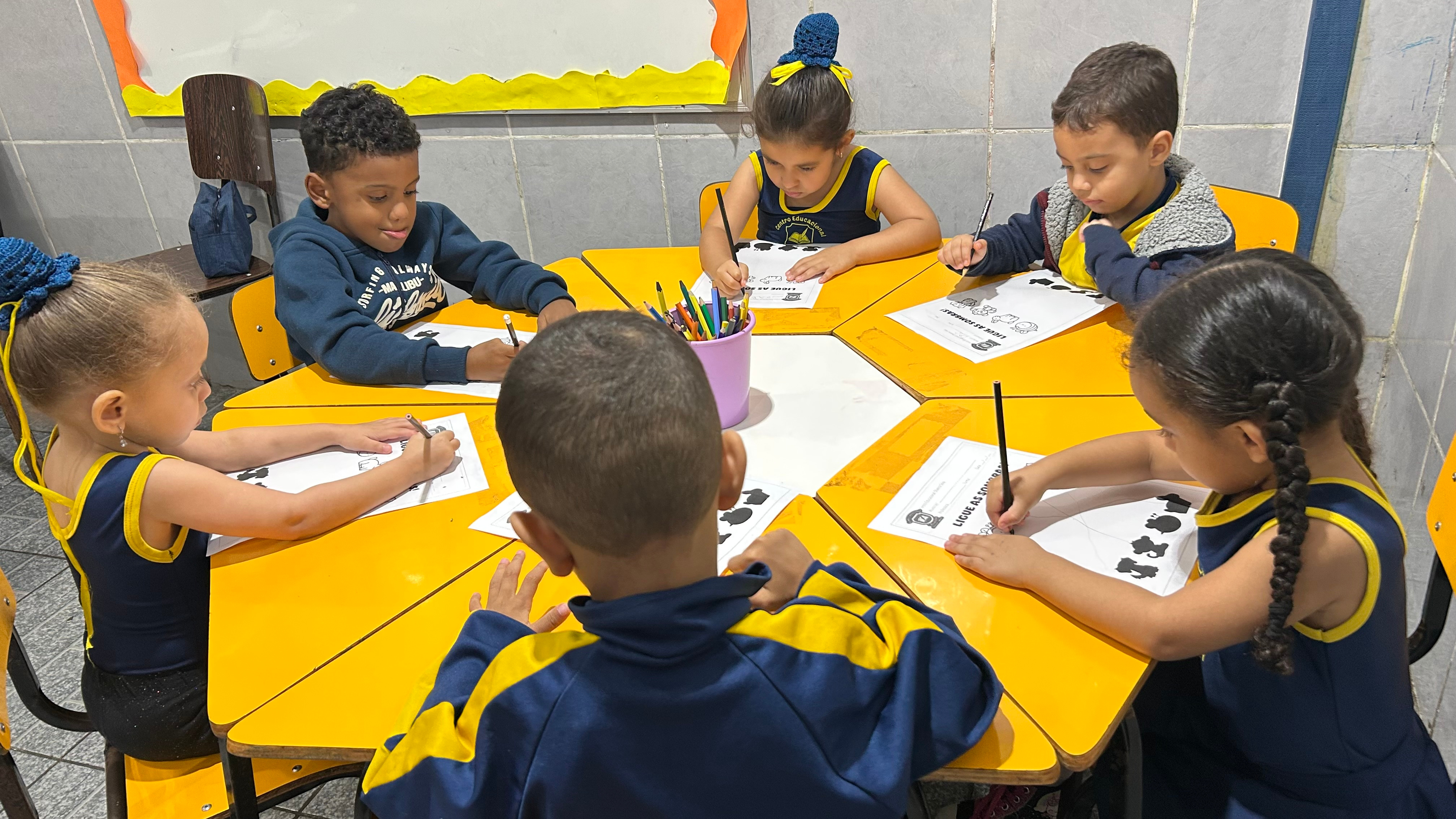 Fachada moderna e ampla da escola